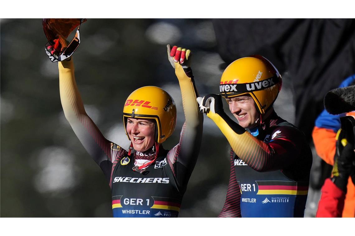 Julia Taubitz (l) und Max Langenhan holen das Premieren-Gold im Mixed-Einzelwettbewerb.