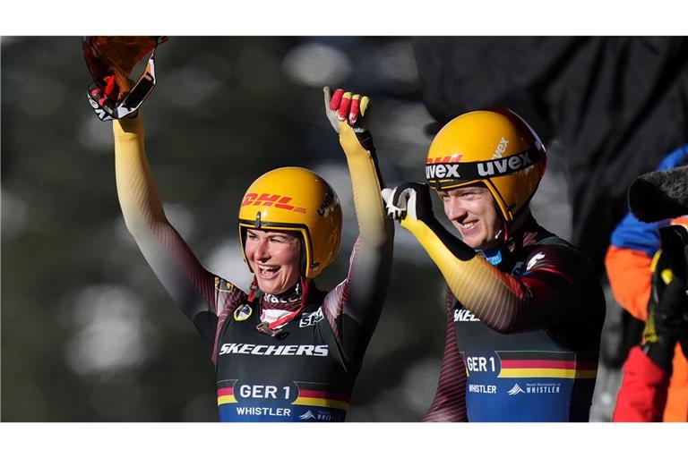 Julia Taubitz (l) und Max Langenhan holen das Premieren-Gold im Mixed-Einzelwettbewerb.