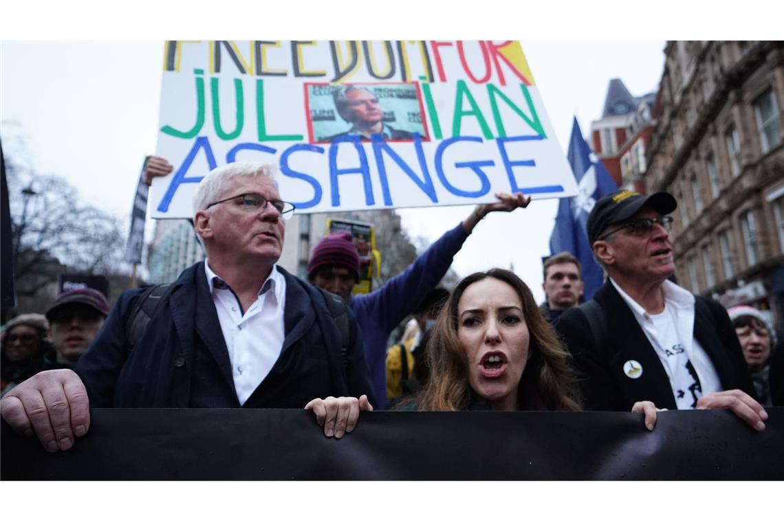 Julian Assanges Frau Stella Assange (M) marschiert mit Unterstützern nach der Auslieferungsanhörung in London vom Royal Courts of Justice zur Downing Street.