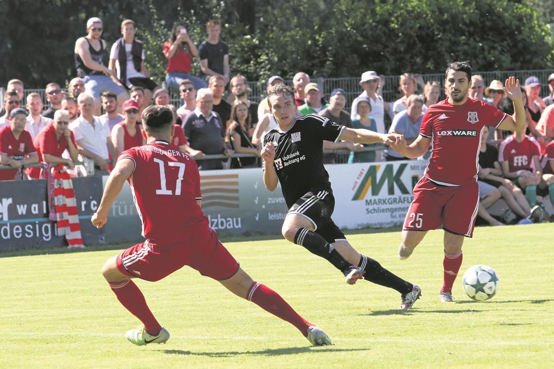 Julian Geldner (Mitte) war Backnangs Bester, als die TSG am 18. Juni 2017 mit dem 4:1 beim Freiburger FC den Oberliga-Aufstieg schaffte. Wenn es morgen wieder in den Breisgau geht, kehrt der Kapitän nach längerer Verletzungspause in den Kader zurück. Foto: Alexander Hornauer