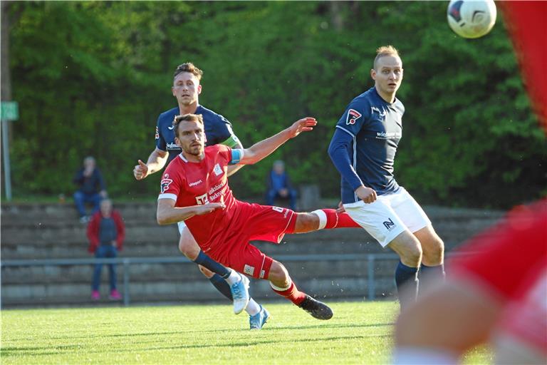 Julian Geldner und die TSG-Spieler gerieten gegen ihren Ex-Kollegen Marc Mägerle (rechts) und Neckarsulm in Schieflage.Foto: A. Hornauer