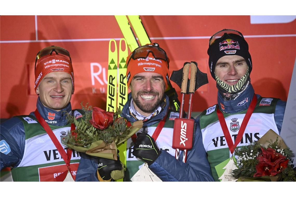 Julian Schmid (l), Johannes Rydzek (M) und Vinzenz Geiger sorgten in Finnland für ein deutsches Podest in der Norischen Kombination.