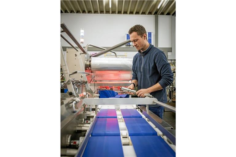 Julian Schreyer überprüft eine Maschine vor der Auslieferung. Foto: Alexander Becher