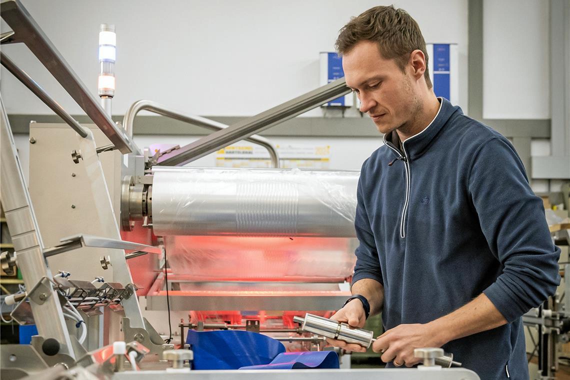 Julian Schreyer überprüft eine Maschine vor der Auslieferung. Foto: Alexander Becher