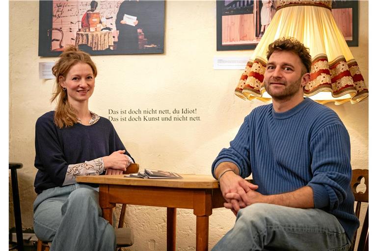 Juliane Putzmann und Jakob Dambacher-Walesch blicken einem Frühjahr mit prall gefülltem Spielplan entgegen. Dem Zitat von Bertolt Brecht an der Wand zum Trotz dürfen sich die Gäste des Theaters auch auf Heiteres und Unterhaltsames freuen. Fotos: Alexander Becher