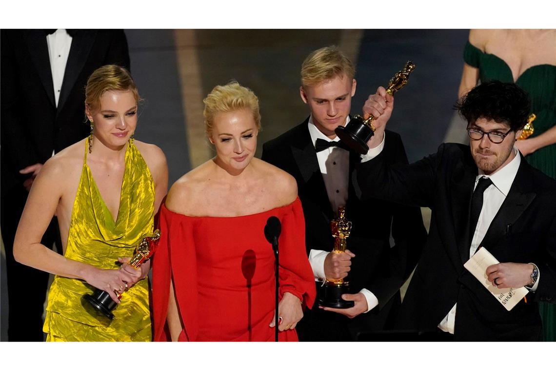 Julija Nawalnaja (2.v.l) nimmt gemeinsam mit der Crew von "Nawalny" den Preis für den besten Dokumentarfilm bei der Oscar-Verleihung 2023 entgegen.