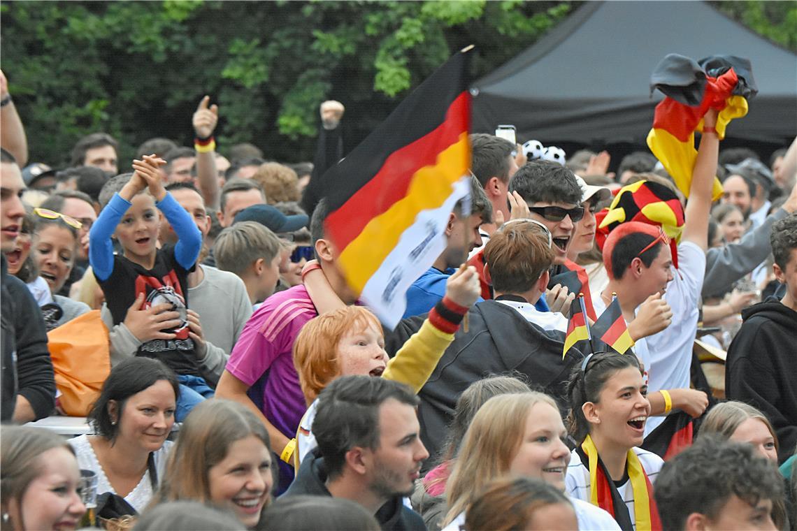 Jung und Alt sind begeistert und liegen sich in den Armen. 