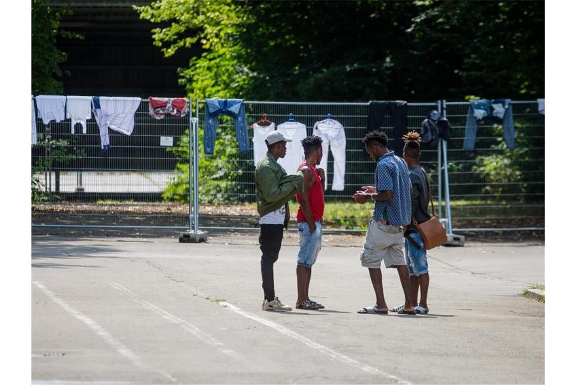 Trauma-Diagnose: Bessere Betreuung für Flüchtlinge gefordert Junge Flüchtlinge auf dem Gelände der Landeserstaufnahmeeinrichtung in Sigmaringen (Symbolbild). Foto: Christoph Schmidt/dpa