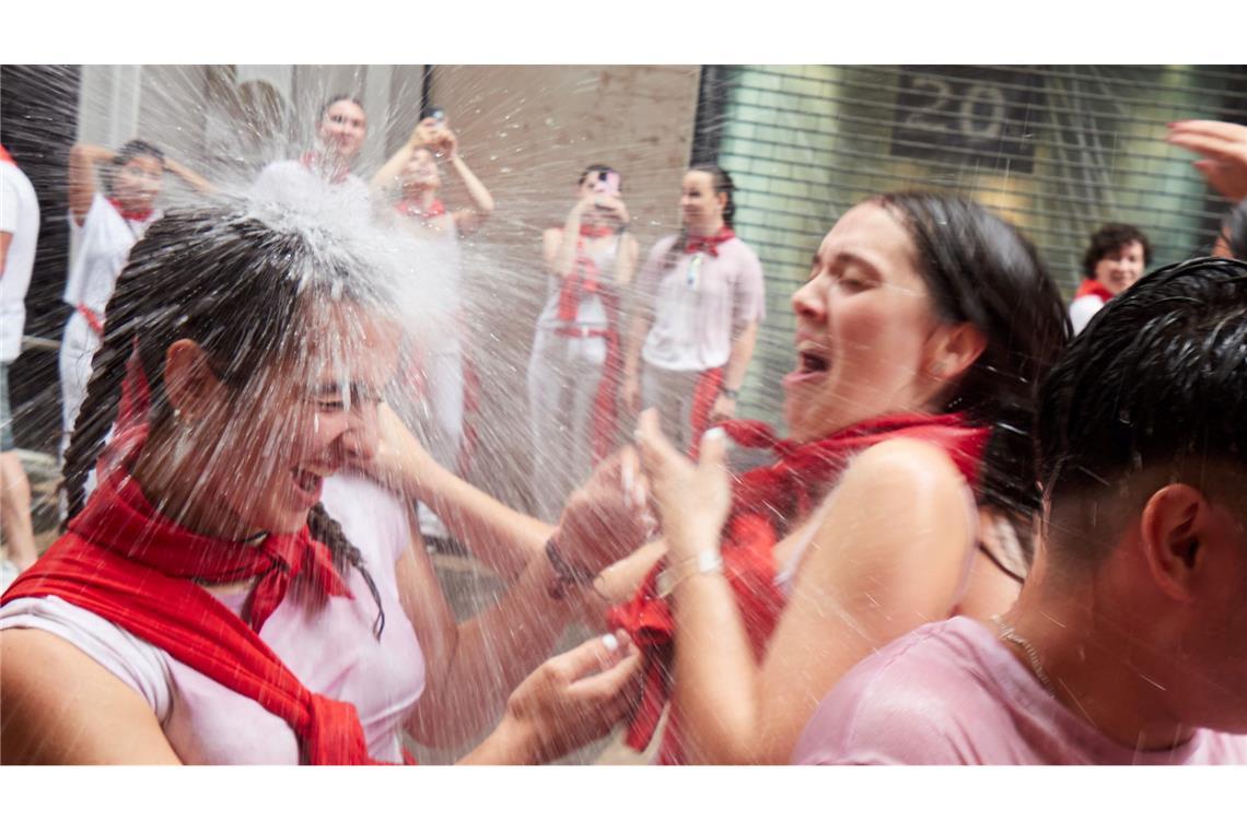 Junge Frauen feiern den Beginn des Sanfermines-Festes in Pamplona