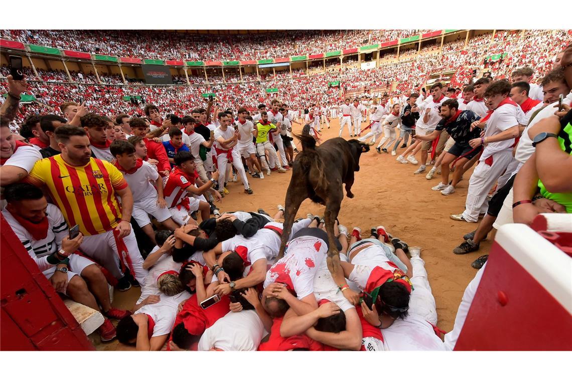 Junge Männer riskieren viel beim jährlichen Stiertreiben in Pamplona.