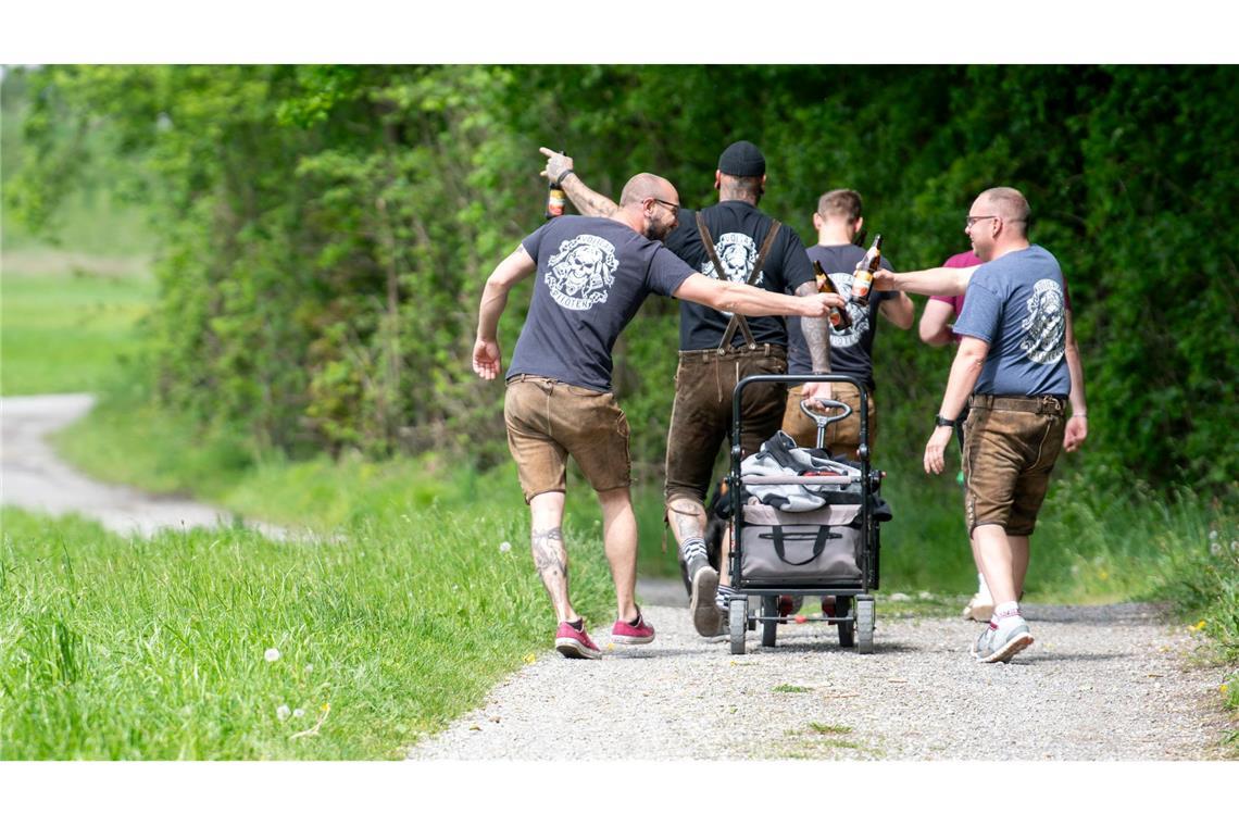 Junge Menschen trinken mehr Bier als alte. Daher schlägt auch die Alterung der Gesellschaft auf den Bierkonsum.