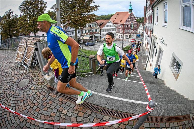 Junge und ältere Läuferinnen und Läufer jagen beim Stäffeleslauf die Stufen am Burgberg hinauf. Foto: Alexander Becher