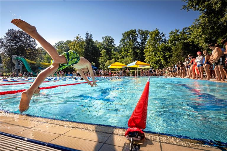 Jungen und Mädchen von insgesamt 13 Schulen aus Backnang und den Umlandgemeinden stürzten sich bei der 54. Auflage der Schul- und Stadtmeisterschaft ins Wasser. Alle waren begeistert, dass die Veranstaltung endlich wieder stattfinden konnte. Foto: Alexander Becher