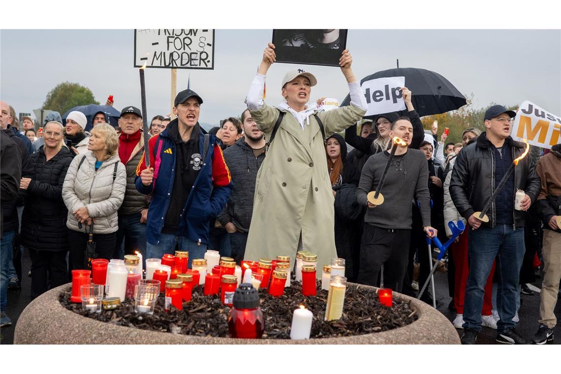 "Justice for Micha"  - Demonstranten fordern Gerechtigkeit für Todesopfer einer Messerattacke