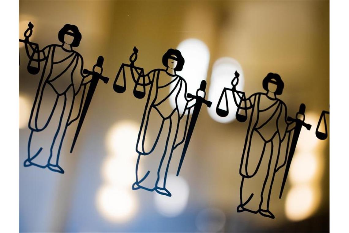 Ehemaliger Kämmerer nach Klinikskandal vor Gericht Justitia-Abbildungen sind zu sehen. Foto: Rolf Vennenbernd/dpa/Archivbild