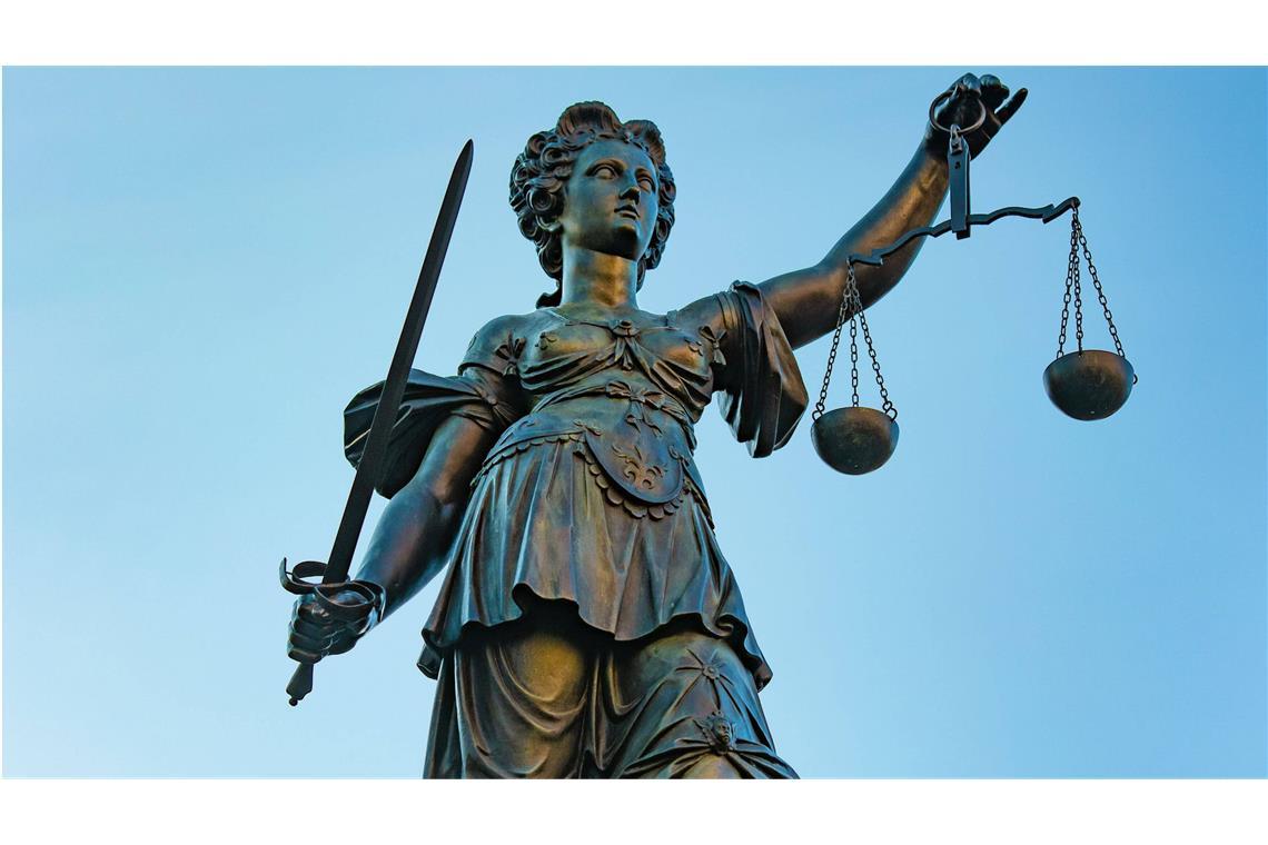 Justitia mit Waage und Schwert: Ein 66-Jähriger aus Baden-Württemberg steht wegen Geiselnahme, schwerem sexuellen Missbrauchs sowie Körperverletzung vor Gericht (Symbolfoto).