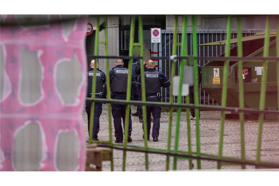 Justizbeamte stehen im Innenhof des Amtsgerichts Bielefeld. Dort in der Nähe fielen am Mittwoch Schüsse. (Archivbild)