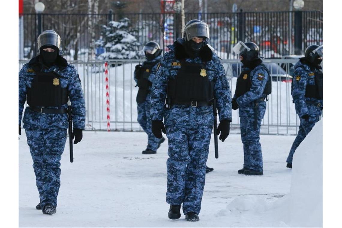 Nawalny droht Geldstrafe wegen Diffamierung eines Veteranen Justizvollzugsbeamte vor dem Bezirksgericht Babuschkinskij in Moskau. Dem Kremlgegner Nawalny droht nach seiner Verurteilung zu mehreren Jahren Straflager nun noch eine Strafe wegen Diffamierung eines Veteranen des Zweiten Weltkriegs. Foto: Alexander Zemlianichenko/AP/dpa