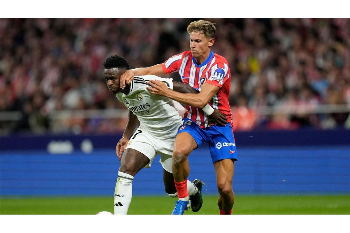 Kämpfen um den Sieg im Stadtderby von Madrid: Reals Vinicius Junior (l) und Atleticos Marcos Llorente.