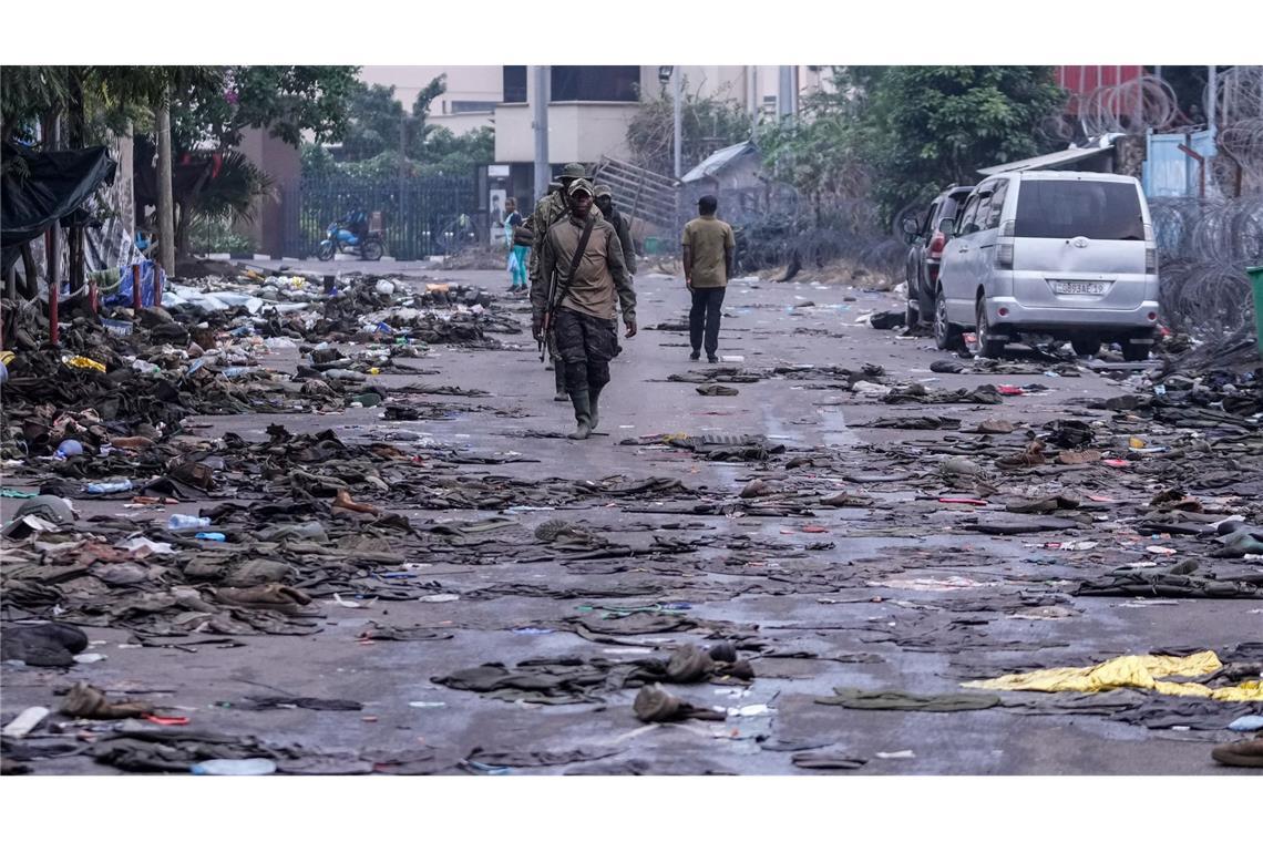 Kämpfer der Miliz M23 patrouillieren in Goma. (Archivbild)