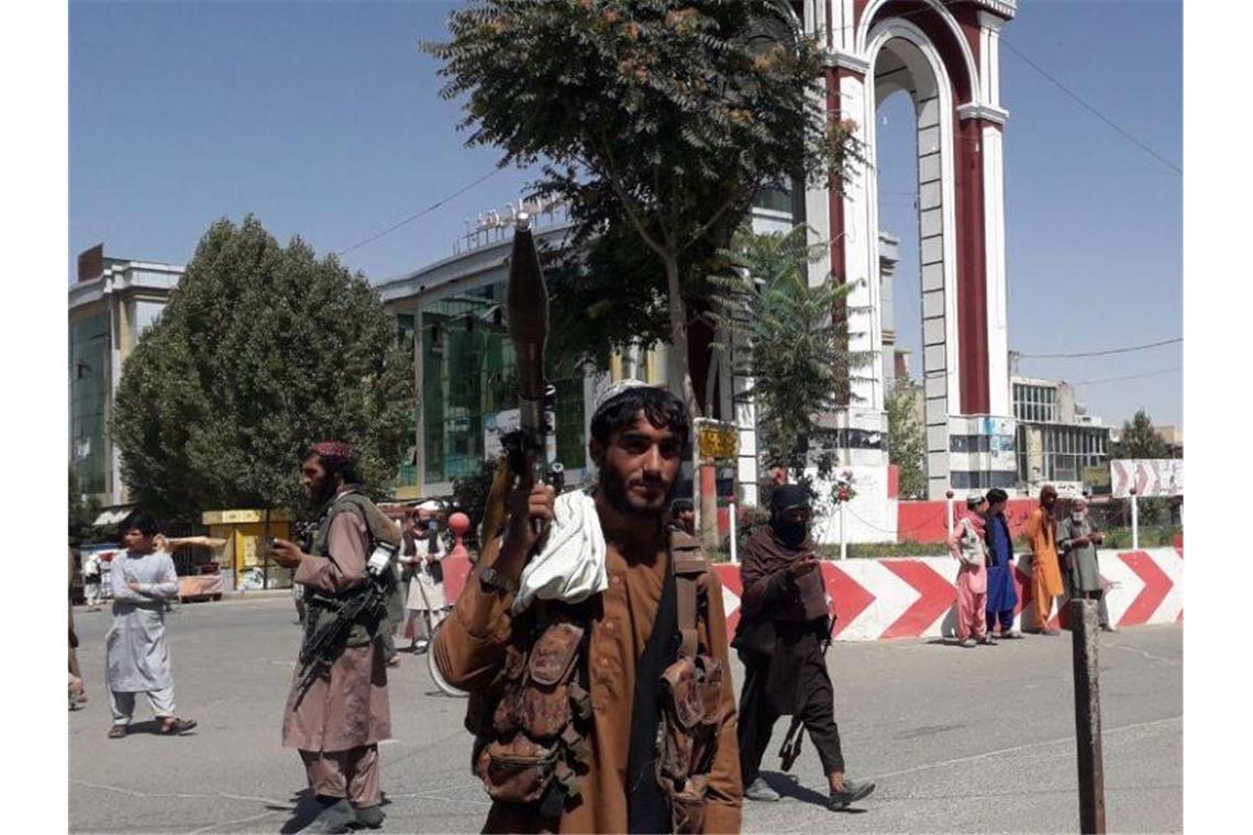 Kabul: USA verstärken Truppen an Flughafen Kämpfer der Taliban patrouillieren in der Stadt Gasni rund 150 Kilometer südwestlich von Kabul. Auch Herat ist von der militant-islamistischen eingenommen worden. Foto: Str/XinHua/dpa