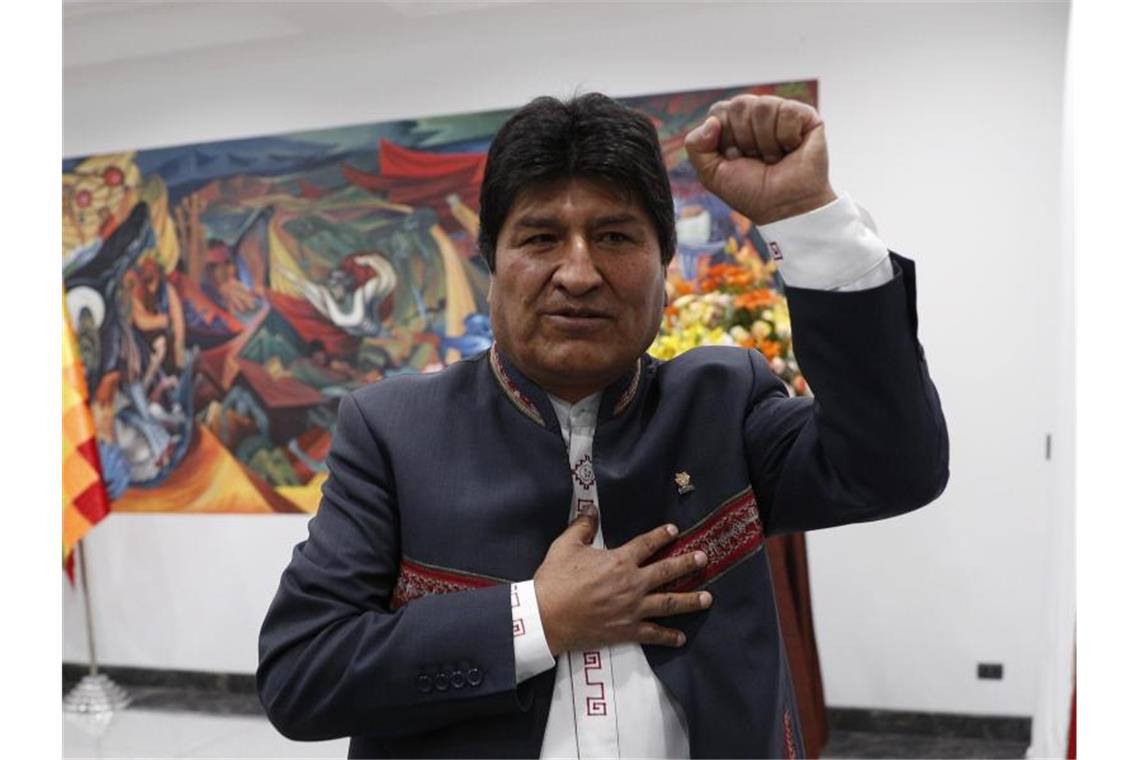 Kämpfergeste: Boliviens Präsident Evo Morales erklärt sich am 24. Oktober mit geballter Faust zum Wahlsieger. Foto: Juan Karita/AP/dpa