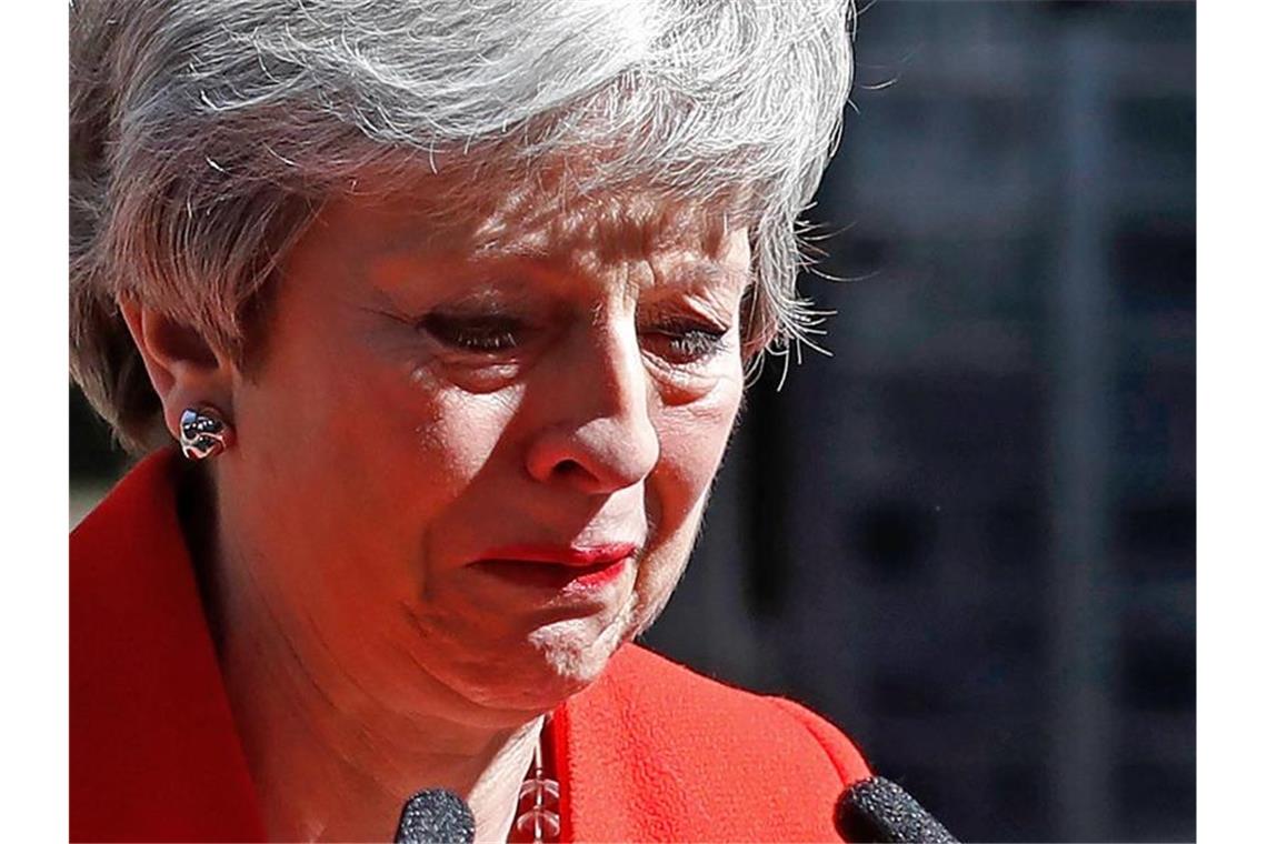 May tritt zurück - Johnson will neuer Premier werden Kämpft mit den Tränen: Theresa May verkündet sichtlich bewegt ihren Rücktritt am 7. Juni. Foto: Alastair Grant/AP