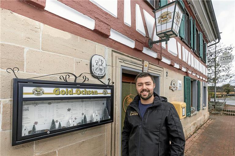 Kai Heinrich, der in Althütte-Waldenweiler den Gasthof Lamm betreibt, hat die Preise in seiner Speisekarte bereits im Hinblick auf den seit Januar geltenden angehobenen Steuersatz angepasst. Foto: Dietmar van der Linden