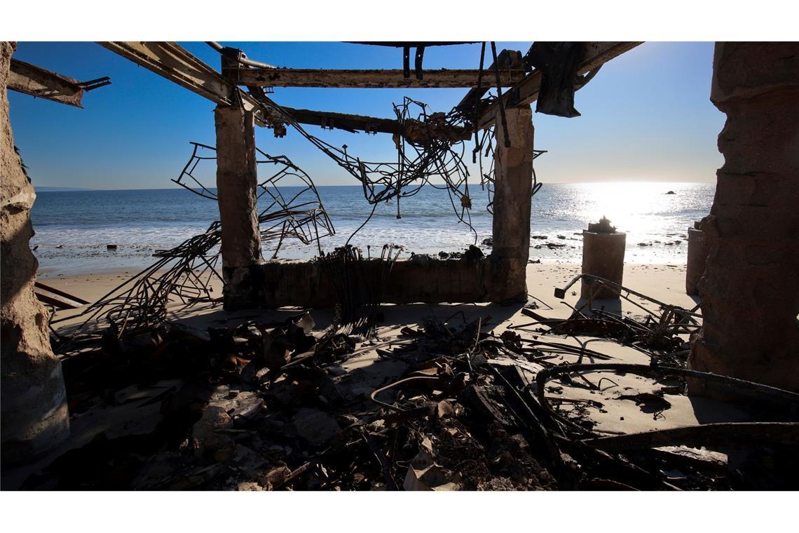 Kalifornien: der Pazifische Ozean ist nach dem Palisades-Feuer durch ein vom Feuer verwüstetes Grundstück zu sehen.