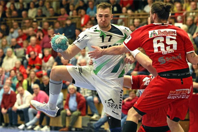 Kam mit dem HCOB in der zweiten Halbzeit kaum noch durch: Niklas Diebel, mit acht Toren bester Werfer der Gäste. Foto: Alexander Hornauer