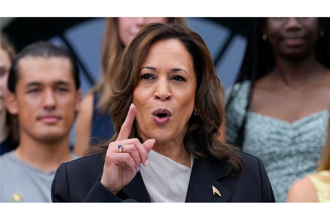 Kamala Harris gegen Donald Trump - die Vizepräsidentin zeigt sich vor dem Weißen Haus bereits im Wahlkampfmodus, auch wenn sie sich die Präsidentschaftskandidatur der Demokraten erst noch sichern muss.