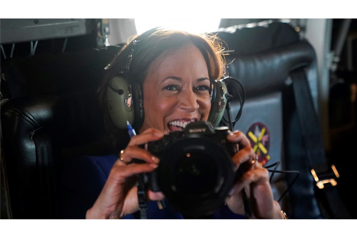 Kamala Harris hält eine Fotokamera in der Hand, während sie mit dem Marine Two auf dem Weg zum Chicago O'Hare International Airport ist.