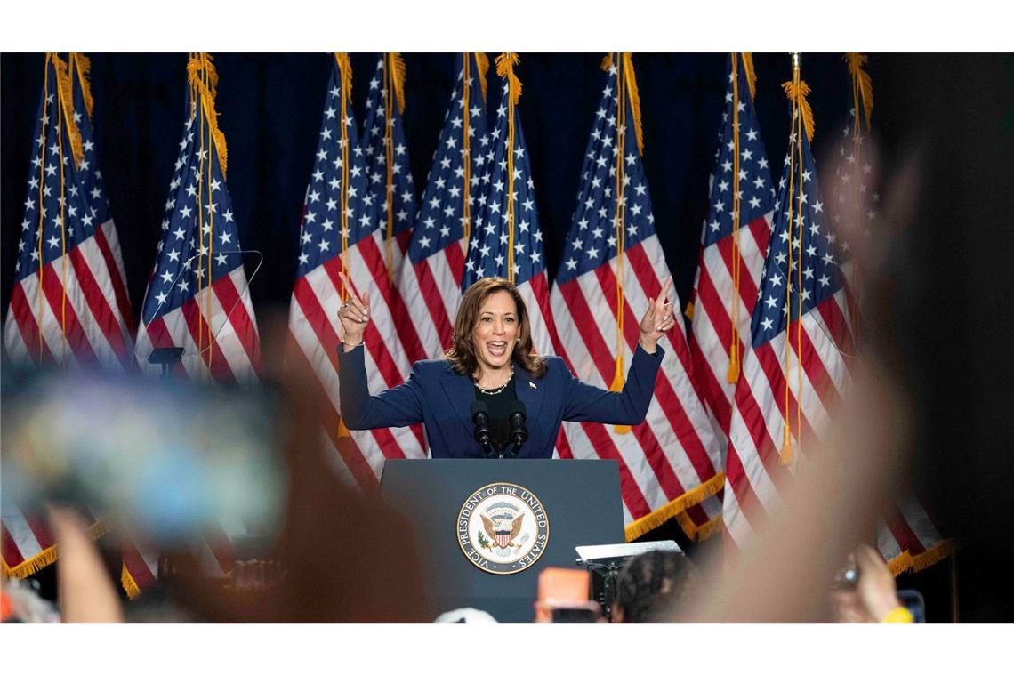 Kamala Harris ist in ihrer ersten Rede als demokratische Präsidentschaftsbewerberin angriffslustig in den Wahlkampf gestartet.