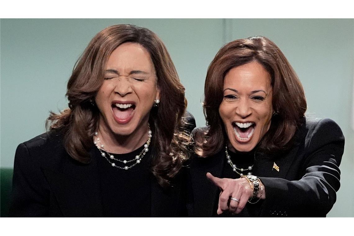 Kamala Harris lacht in der NBC-Sendung "Saturday Night Live" ("SNL") mit Maya Rudolph