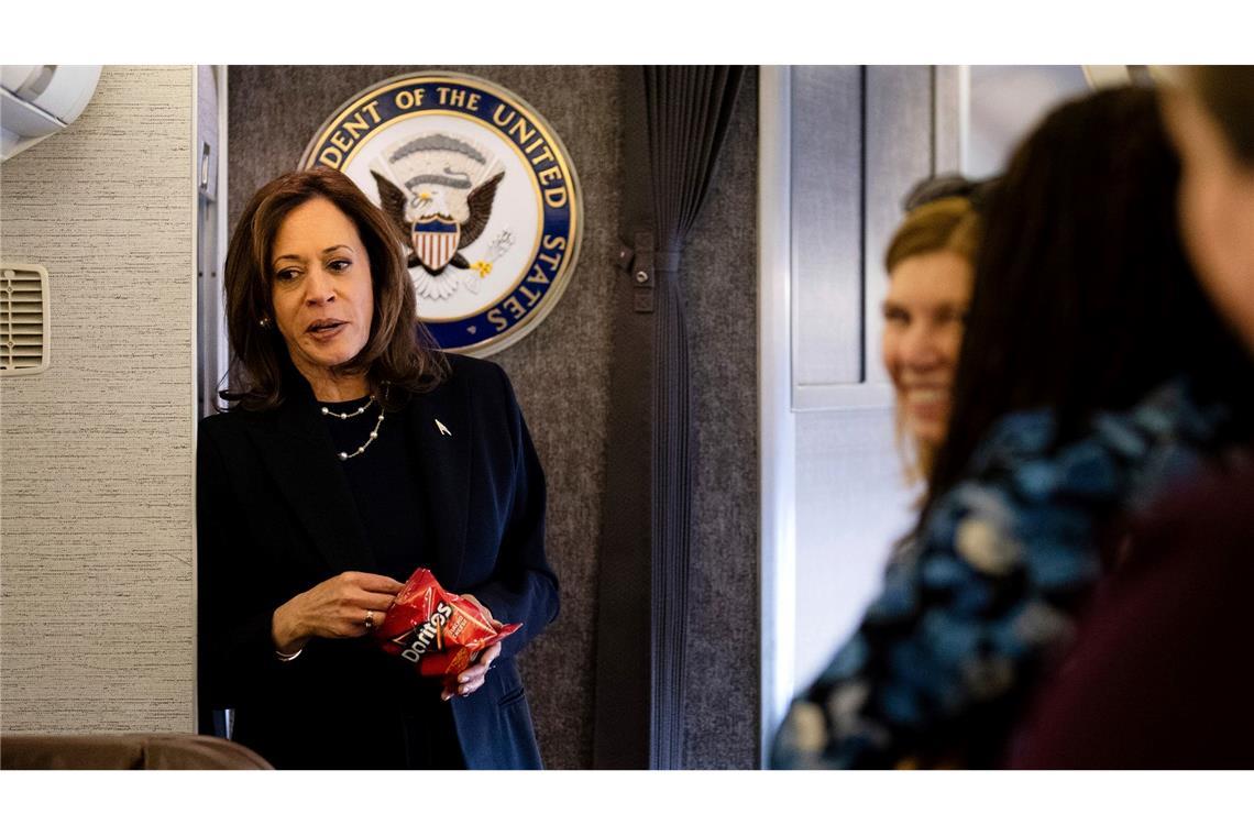 Kamala Harris, US-Vizepräsidentin und die demokratische US-Präsidentschaftskandidatin, knabbert ein paar Chips auf dem Heimweg.