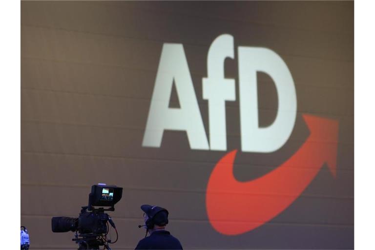 Kameras stehen auf einem Parteitag vor dem Logo der AfD. Foto: Karl-Josef Hildenbrand/Archivbild