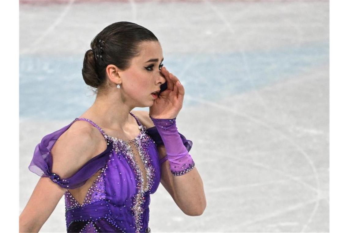 Walijewa mit Gold-Chance trotz Doping-Wirbels Kamila Walijewa setzte sich mit 82,16 Punkten vorläufig an die Spitze des Damen-Wettbewerbs. Foto: Peter Kneffel/dpa