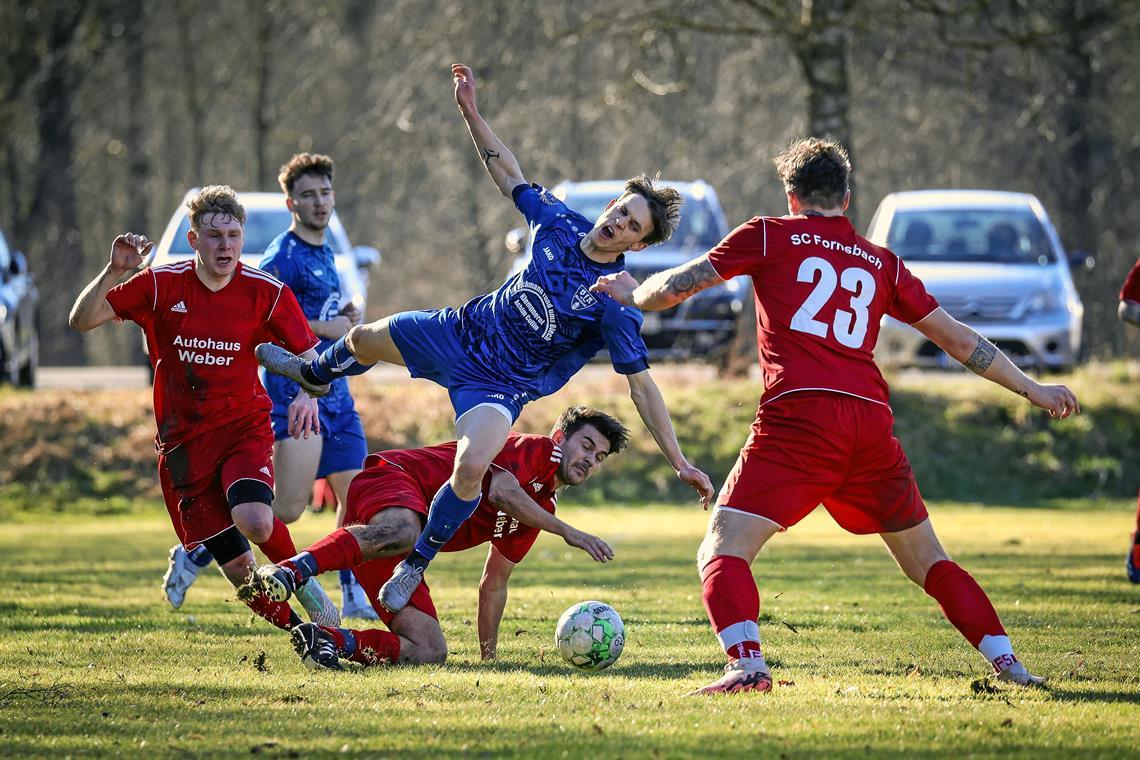 Kampfspiel auf tiefem Rasen in Fornsbach: Murrhardts Justin Moldenhauer (in Blau) wird von SCF-Spieler Vincent Willkomm gestoppt. Foto: Alexander Becher