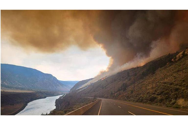 Kanada in Flammen: Highway 1 nahe  Shetland Creek, westlich von Kamloops in Britisch Columbia.