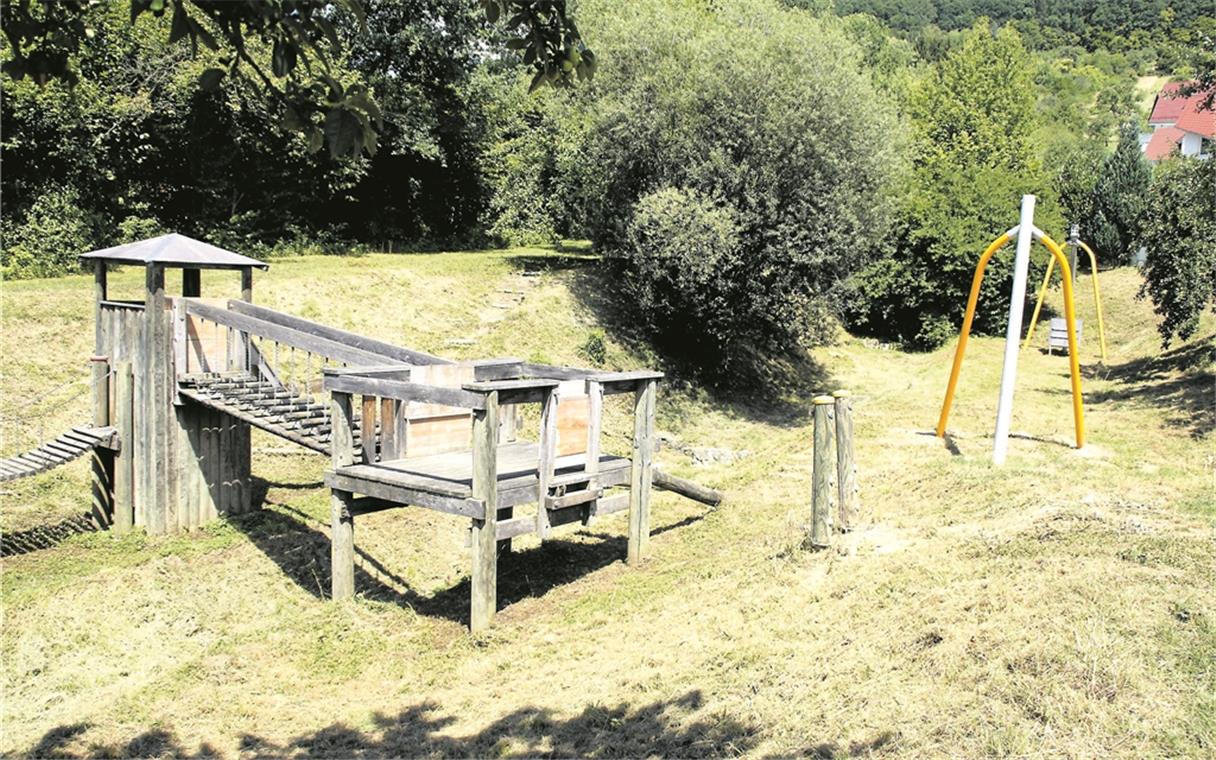 Kein Platz für Tarzan und Indianer Kann schon seit Monaten nicht genutzt werden: Abenteuerspielplatz Ziegeläcker mit seinem Fort, an dem die Rampe fehlt, und einer Tarzanbahn ohne Seil und Gondel. Foto: U. Gruber