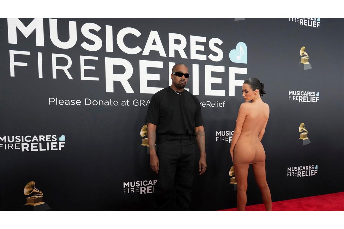 Kanye West und Bianca Censori auf dem roten Teppich.