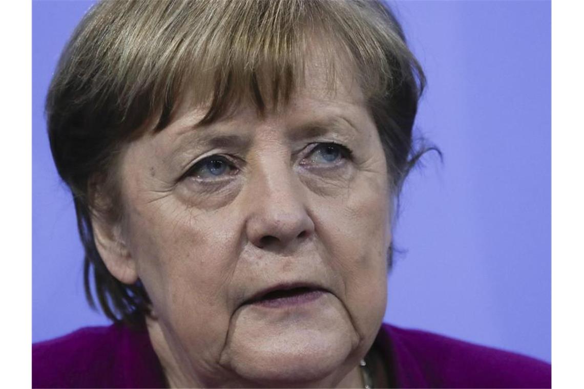 Spahn mahnt zu „Umsicht beim Öffnen“ und sagt mehr Tests zu Kanzlerin Angela Merkel hofft darauf, dass Impfungen und Tests einen Anstieg der Neuinfektionen verhindert. Foto: Markus Schreiber/AP POOL/dpa