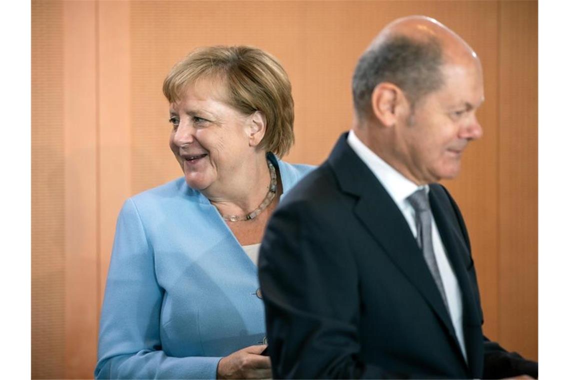 Union und SPD legen im Bund in der Wählergunst leicht zu Kanzlerin Angela Merkel und Vizekanzler Olaf Scholz vor einer Kabinettssitzung im Kanzleramt. Foto: Michael Kappeler