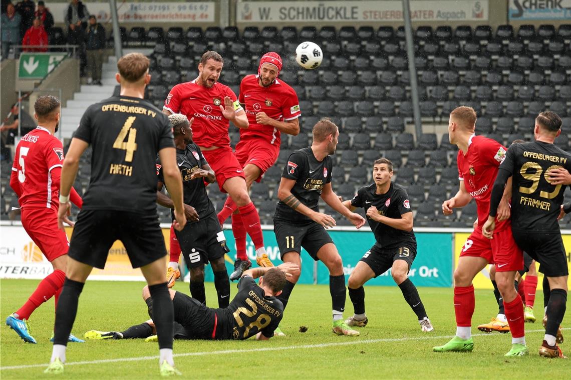 Kapitän Manuel Konrad und Dominik Salz (rechts daneben) drängen die Offenburger in die Defensive. Foto: Alexander Becher