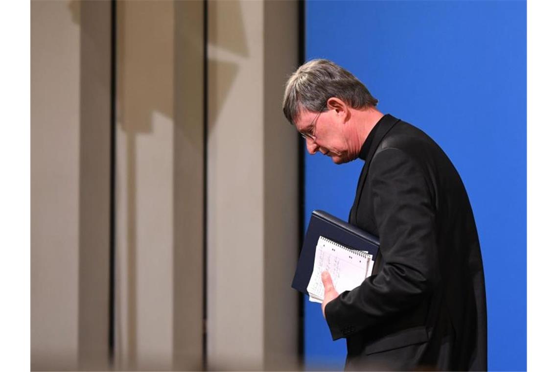 Nach Gutachten: Erzbischof Heße bietet Papst Amtsverzicht an Kardinal Rainer Maria Woelki wird in dem Gutachten entlastet. Foto: Ina Fassbender/AFP Pool/dpa