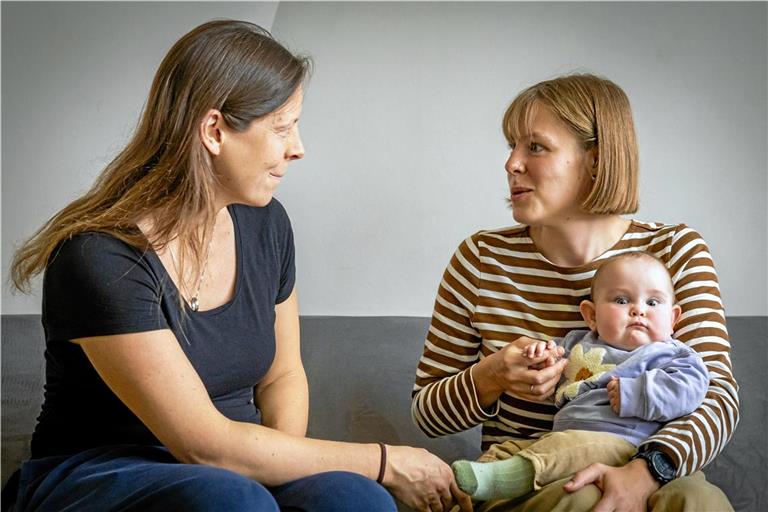 Karen Bullach (rechts) hatte mehr Muttermilch, als ihre Tochter Kaia benötigte. Die überschüssige Milch spendete sie an die Frauenmilchbank. Davon profitieren dann Babys wie Manuel und seine Mutter Sandra Gauermann. Fotos: Alexander Becher