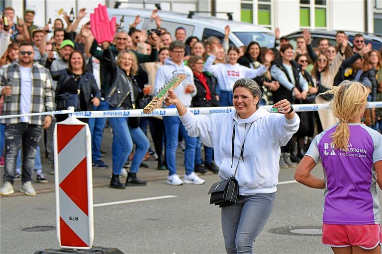 Karin Röhrle verteilt in der Talstraße unter lautstarker Unterstützung der Zuschauer die Getränke. Foto: Tobias Sellmaier