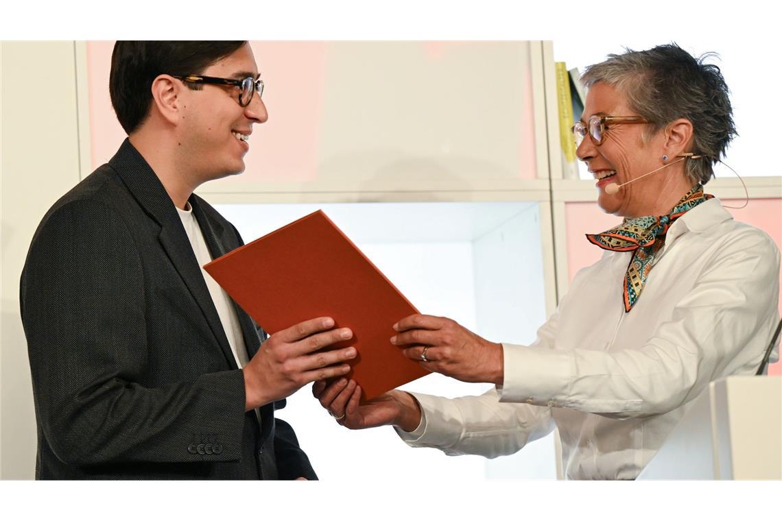 Karin Schmidt-Friderich zeichnete 2023 den österreichischen Autor Tonio Schachinger mit dem Deutschen Buchpreis aus.