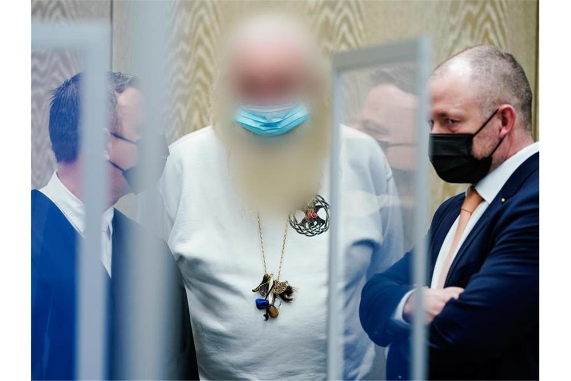 Bewährungsstrafen für Mitstreiter des „Druiden“ Karl B. (M), einer der Angeklagten, spricht im Verhandlungssaal des Landgerichts mit seinen Anwälten. Foto: Jan Peter/dpa
