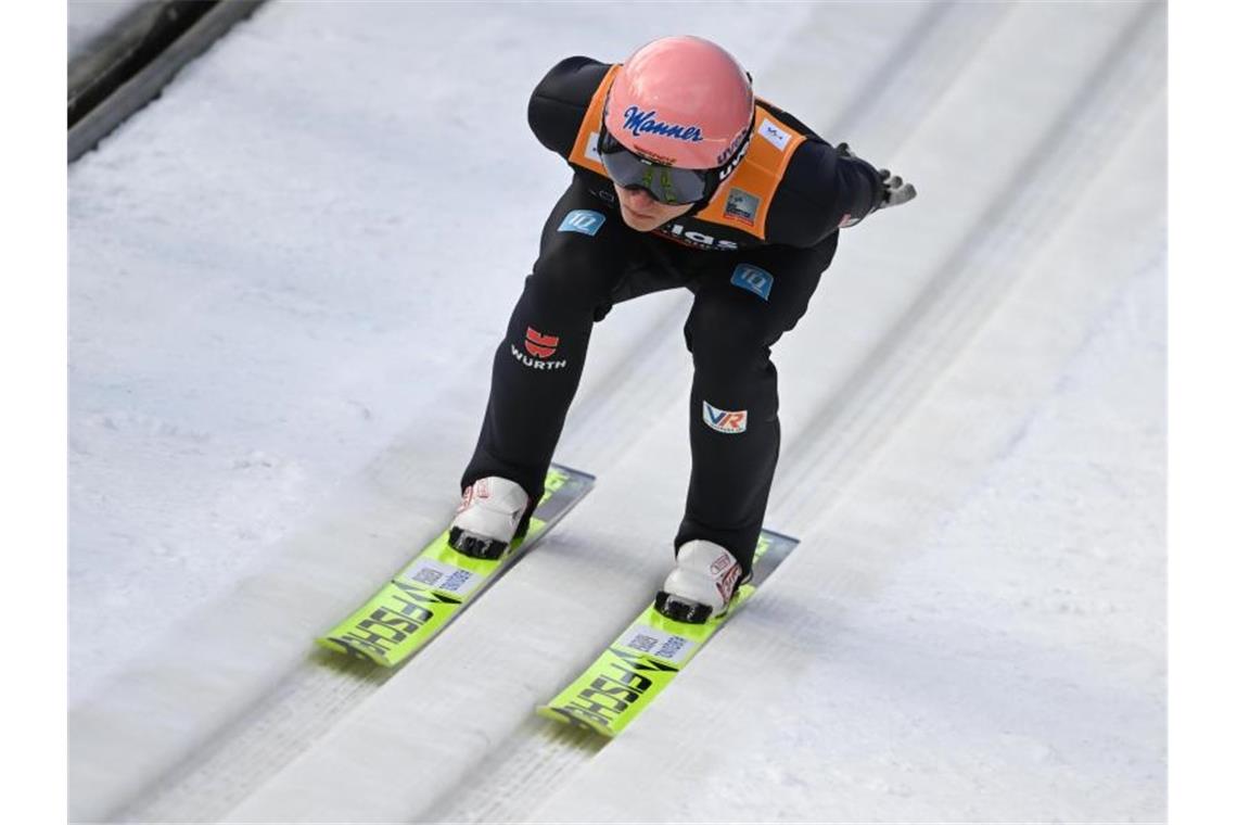 „Wachgerüttelt“ vor Olympia: DSV-Team springt auf Rang vier Karl Geiger in Willingen in der Anlaufspur der Schanze. Foto: Arne Dedert/dpa